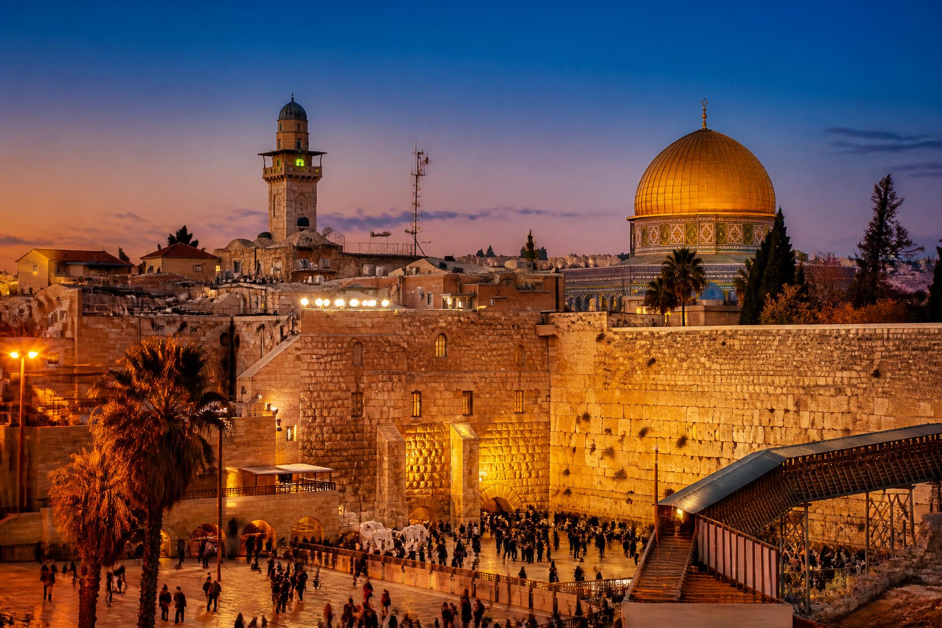 Muro das Lamentações e a Cidade Velha de Jerusalém ao anoitecer
