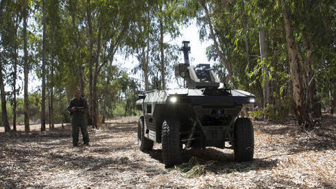 Robô armado para patrulhar fronteiras voláteis 